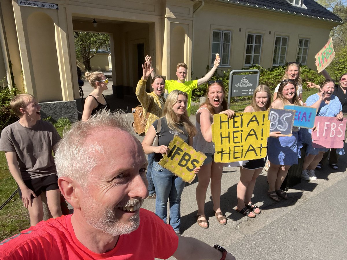 #Holmenkollstafetten er ekte folkefest. 70.000+ deltakere av alle slag. En herlig heiagjeng i det eg løp Berg og dal-etappen forbi Blindern