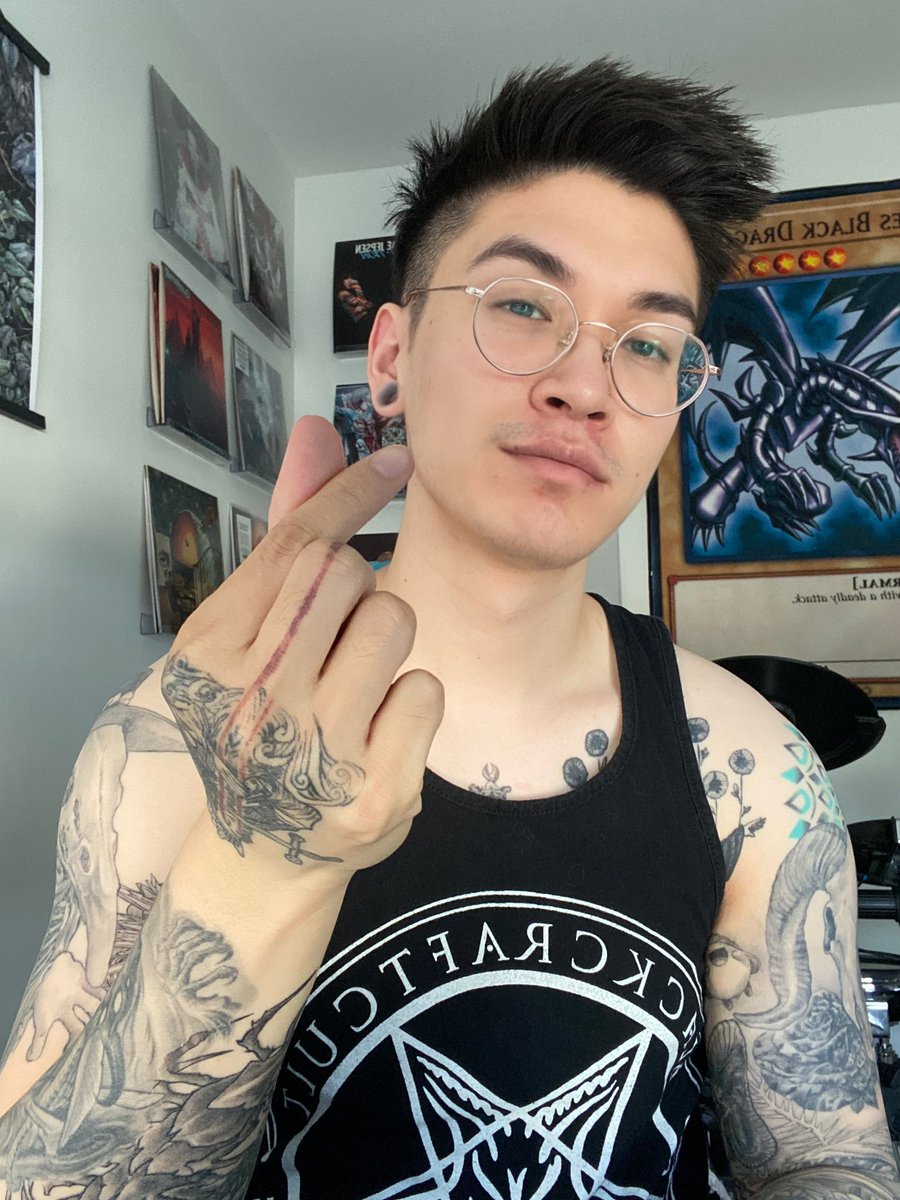 jlamsub's tweet photo. I only take a selfie once a year to update grindr ☠️ https://t.co/btilHNGO4J