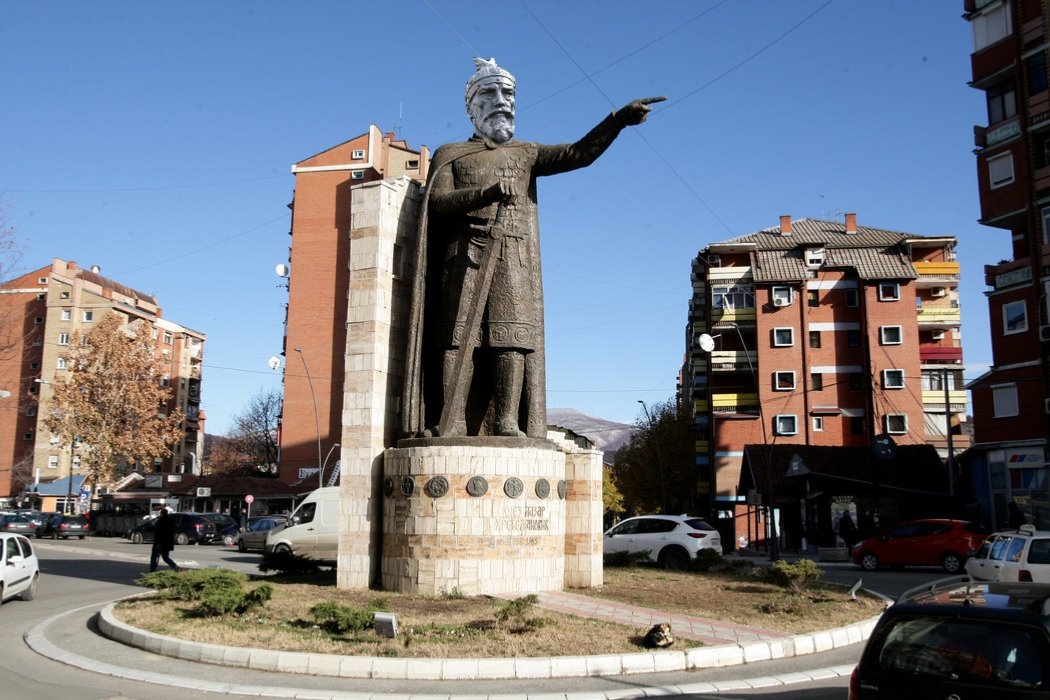 New statue of Skanderbeg has been commemorated in Mitrovica, pointing his finger to Nish, rightful albanian land.