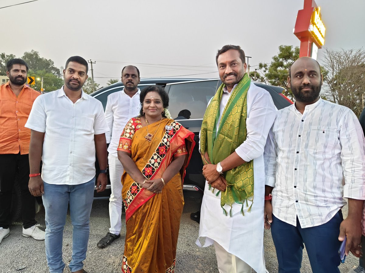 I received a heartfelt reception from MLA and the MP candidate, Shri. @RaghunandanraoM ji on my way to campaign for his constituency, Medak.

#Medak #BJP #Election2024