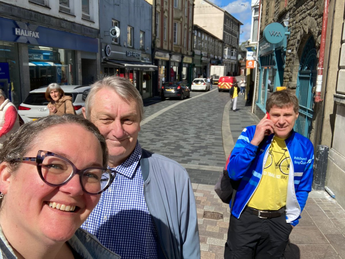 Out and about on a sunny Saturday morning in Pontypridd with @angegerrard and @cardiffgreens talking to local businesses, shoppers and @WalesGreenParty supporters. #TurnGreen