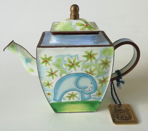 our offer on the #miniature #enamel teapots is about to end dont miss out perfect #giftidea #birthdaygift 
nivagcollectables.co.uk/c/1/collectabl…