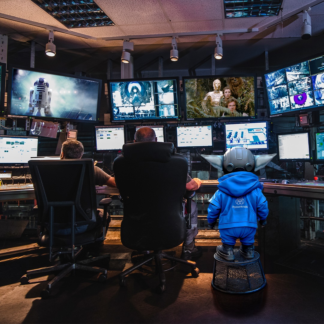 🌌 An intergalactic visit: On May the 4th, #Grogu peeks over our colleagues' shoulders. Last year, he embarked on his apprenticeship at #thyssenkrupp in our hot rolling mill. But now, it's time for a new adventure. Welcome to the control room, little fellow! 🚀 #StarWarsDay