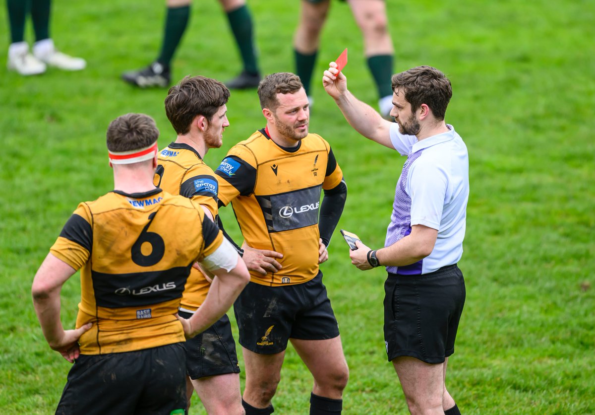 🏉 HT score: @HawickRFC 10-16 @ChieftainsRC - but a red card for visiting scrum-half Gregor Christie just before the break could be crucial