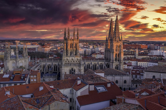 The perfect city for history buffs! #Burgos, in Castilla y León, is packed with interesting mediaeval buildings, so why not explore the history behind Burgos Cathedral and Arco de Santa María? ⛪ bit.ly/3PuNh86 #VisitSpain #SpainCities