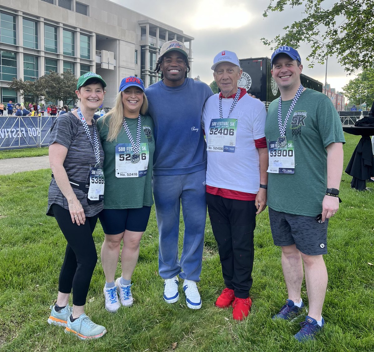 Kudos @500Festival friends on another perfect #IndyMini! 🏃‍♀️😎Family time & great chat with the kindest, @KennyKennyMoe3.