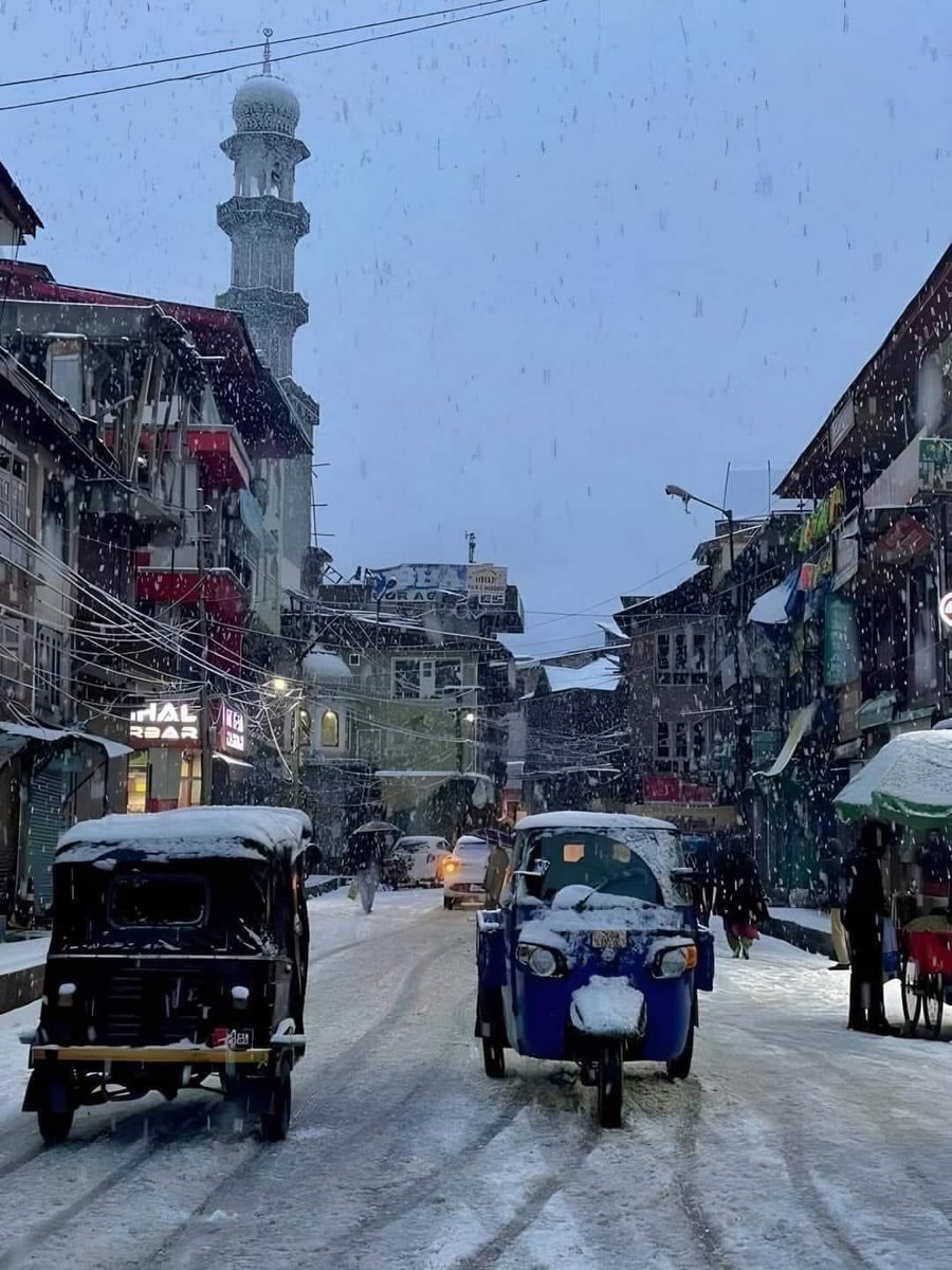 Beautiful Kashmir 🖤🌻
Good Evening 🌆 

📍Lalchowk Anantnag in winter