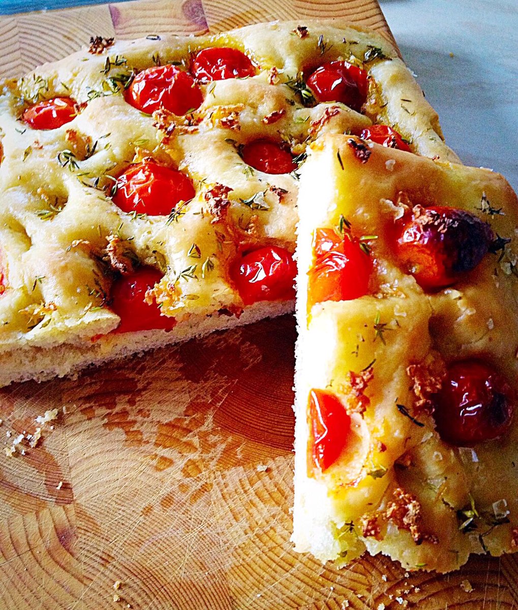 Tomato Thyme & Garlic Focaccia - so easy to make & great with cheese or charcuterie, pasta or to make cheese toasties. Look out for British Tomatoes as they’re in season 🍅 RECIPE - feastingisfun.com/tomato-thyme-g… #SaturdayMood #realbread #RecipeOfTheDay #WeekendVibes