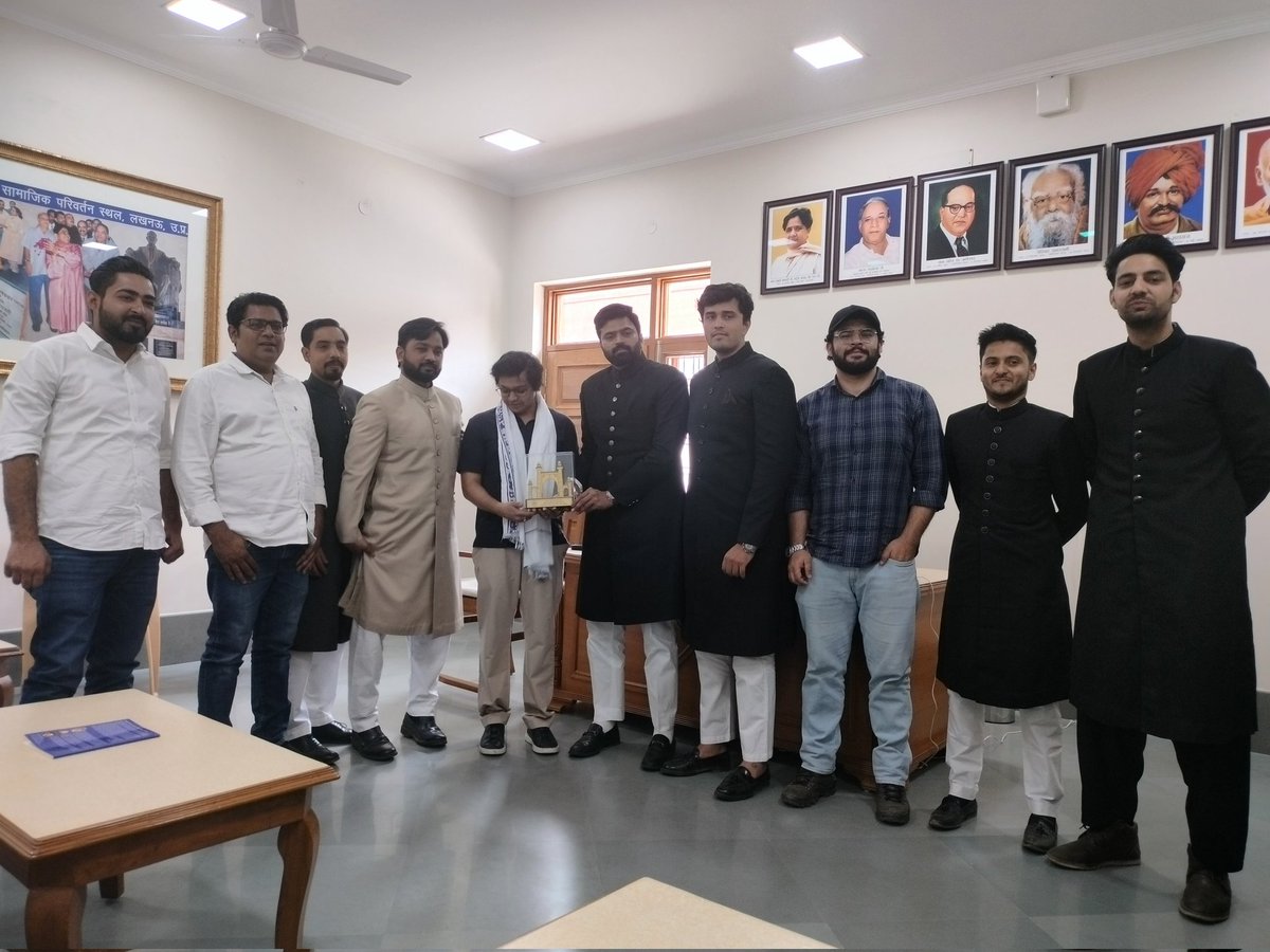 अलीगढ़ मुस्लिम विश्वविद्यालय के छात्रों ने आज  बीएसपी के नेशनल कोऑर्डिनेटर श्री @AnandAkash_BSP जी से दिल्ली में मुलाकात की और मुस्लिम समाज के साथ साथ बहुजन समाज के हित से जुड़ी योजनाओं और भविष्य की रणनीति पर चर्चा की।