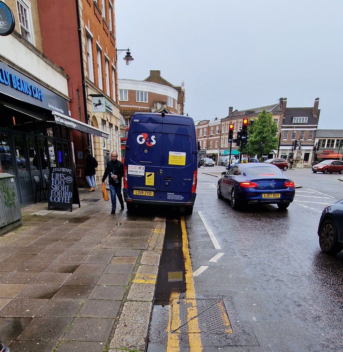@G4S @G4SUKI van parked on pavement, in cycle lane, on double yellow lines in close proximity to a junction. @YPLAC @EnfieldCouncil @BetterSt4Enf @MPSEnfield @JourneysPlaces @MPSEnfieldTown