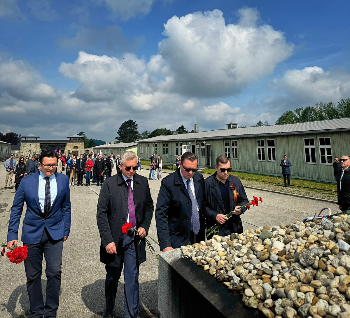 🥀 4 мая с.г. руководители и сотрудники российских дипломатических миссий в Австрии приняли участие в церемонии возложения венков и цветов в бывшем концентрационном лагере Маутхаузен по случаю годовщины его полного освобождения #Победа79