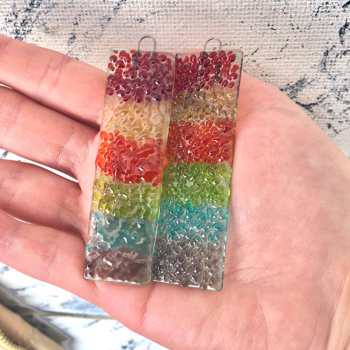 Look what I finished making this week. Some new rainbow suncatchers 😍🌈 Only thing is i put the orange & yellow round the wrong way 🤣 #ukgiftam #handmade #homedecor
