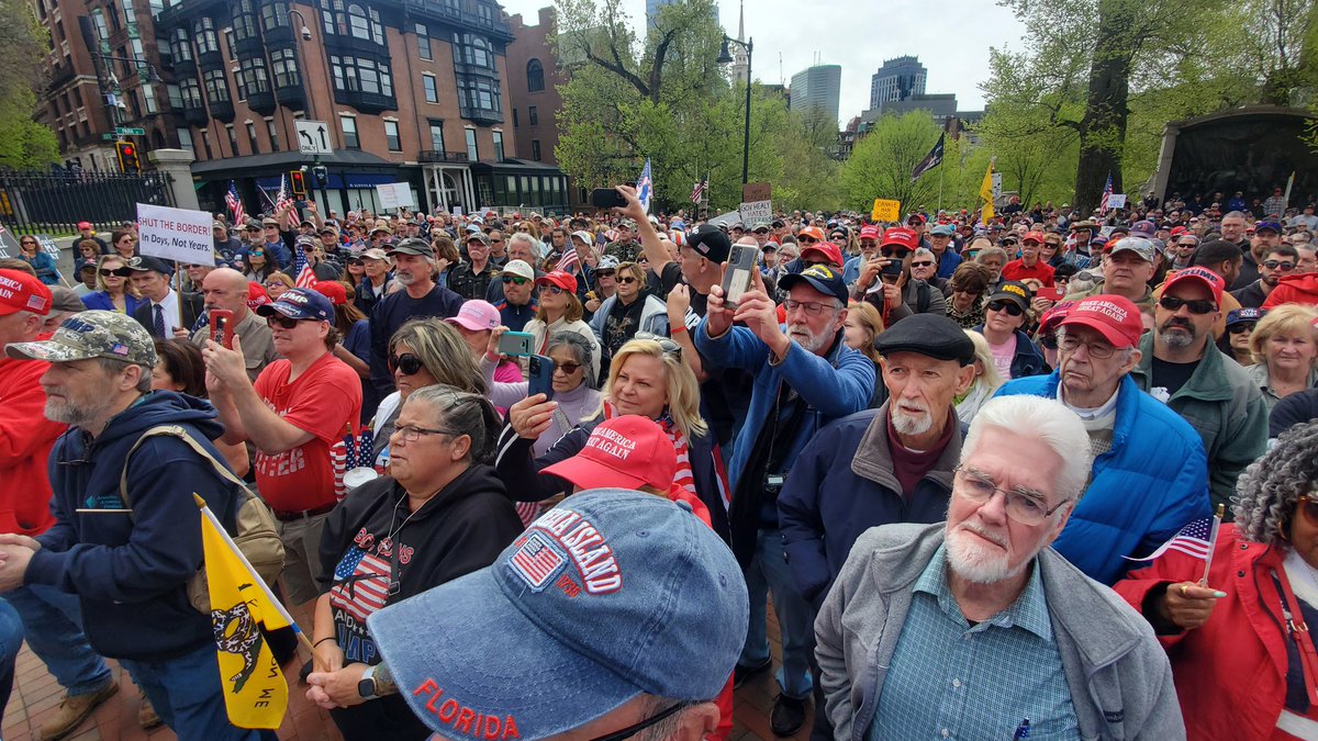 Big crowd at Closer the Border Rally #mapoli