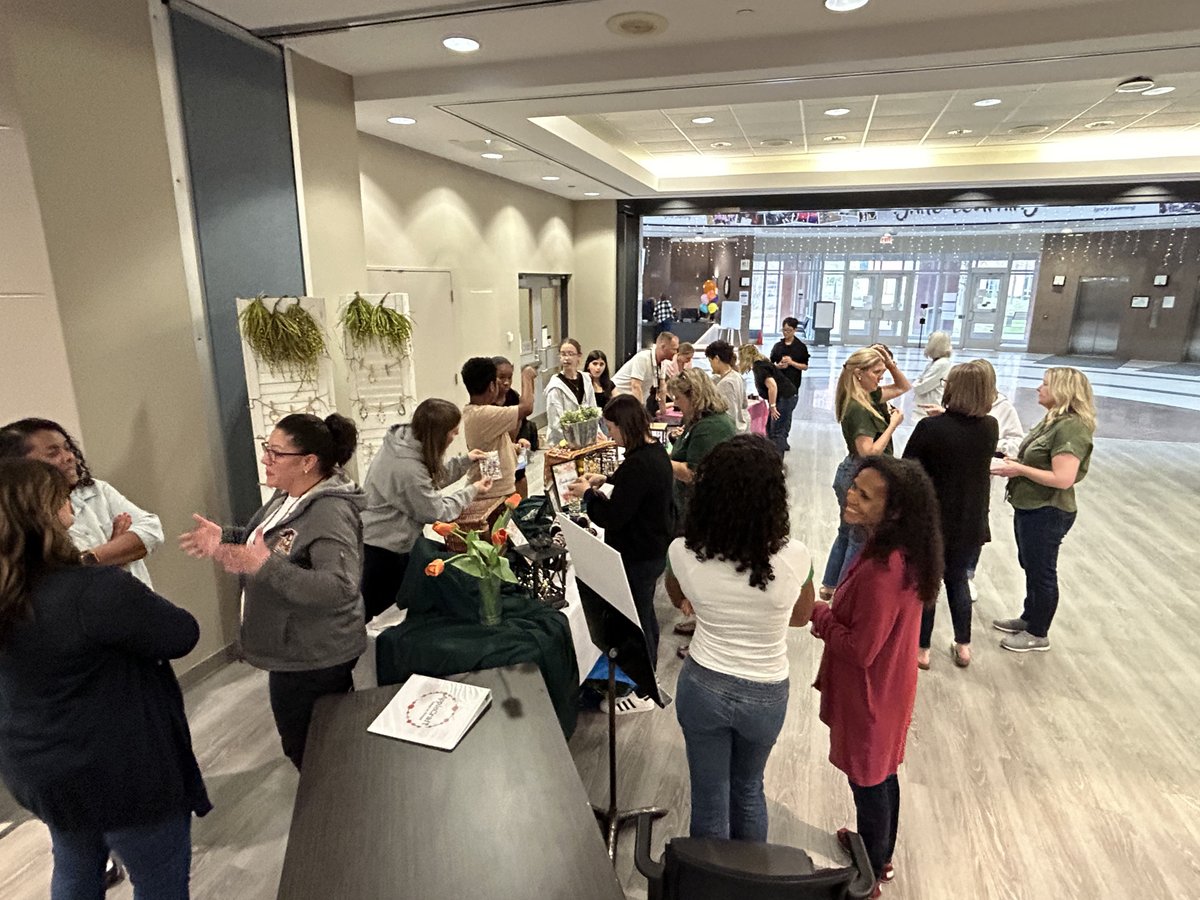 Y2 Entrepreneurship Labs (@y2labs) on Twitter photo Amazing to see ~280 students (grades 7-12) participate in #entrepreneur fairs hosted by <a href="/DDSBSchools/">Durham District School Board (DDSB)</a> & <a href="/YRDSBPathways/">YRDSB Pathways</a> this past week! Ss had tons of support from their teachers and Board staff, as well as local business owners, as they pitched their businesses! #OntEd Amazing to see ~280 students (grades 7-12) participate in #entrepreneur fairs hosted by <a href="/DDSBSchools/">Durham District School Board (DDSB)</a> & <a href="/YRDSBPathways/">YRDSB Pathways</a> this past week! Ss had tons of support from their teachers and Board staff, as well as local business owners, as they pitched their businesses! #OntEd