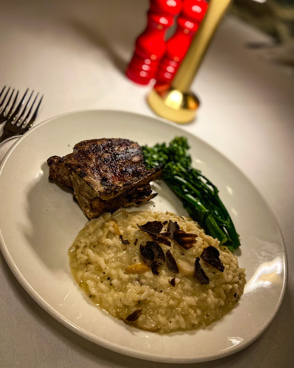 Savor every bite of our succulent Bone-in Filet with indulgent porcini mushroom risotto, crowned with black truffle & served with tender broccolini. 🥩🍄
#blacktruffle #supportlocalbusiness #foodandwine #virginiafoodies #visitalx #zagat #italiancuisine #onlineordering #dmvfoodie