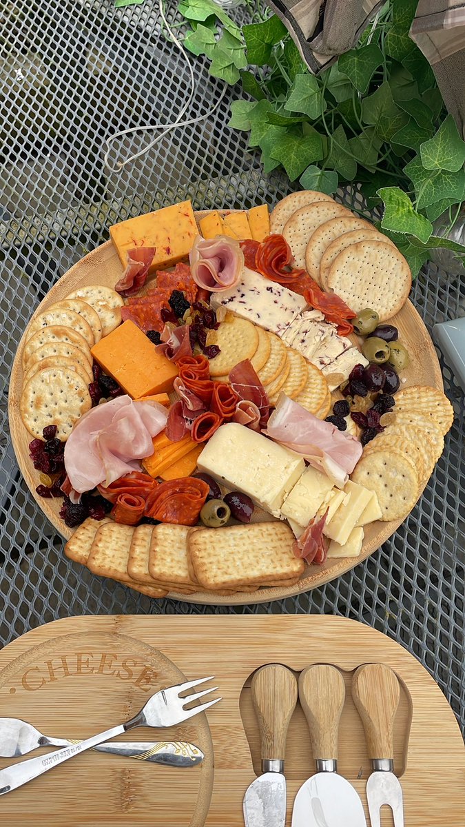Cheeseboard time 😍 and of course it goes perfectly with red wine 🍷 and a fire pit …..😍……accompanied by tunes from Madness 🤪