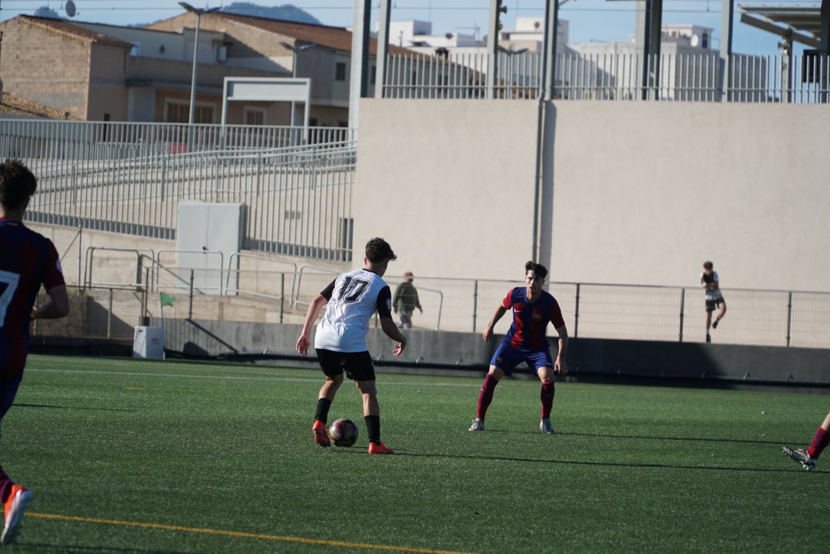 🔛 Segona part en joc! ⚽️ @CEConstancia Juvenil DH 1 - @FCBmasia 3 #ConstànciaiHonor