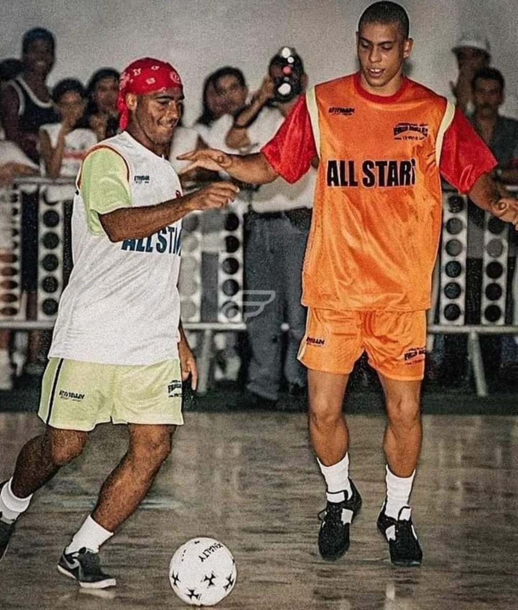 Romario and Ronaldo playing futsal 🇧🇷