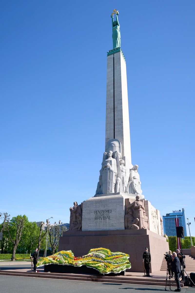 Svinīgā ziedu nolikšana pie Brīvības pieminekļa par godu Latvijas Republikas neatkarības atjaunošanas svētkiem. Foto: @Jekaba11 , @Brivibas36 , @Arlietas