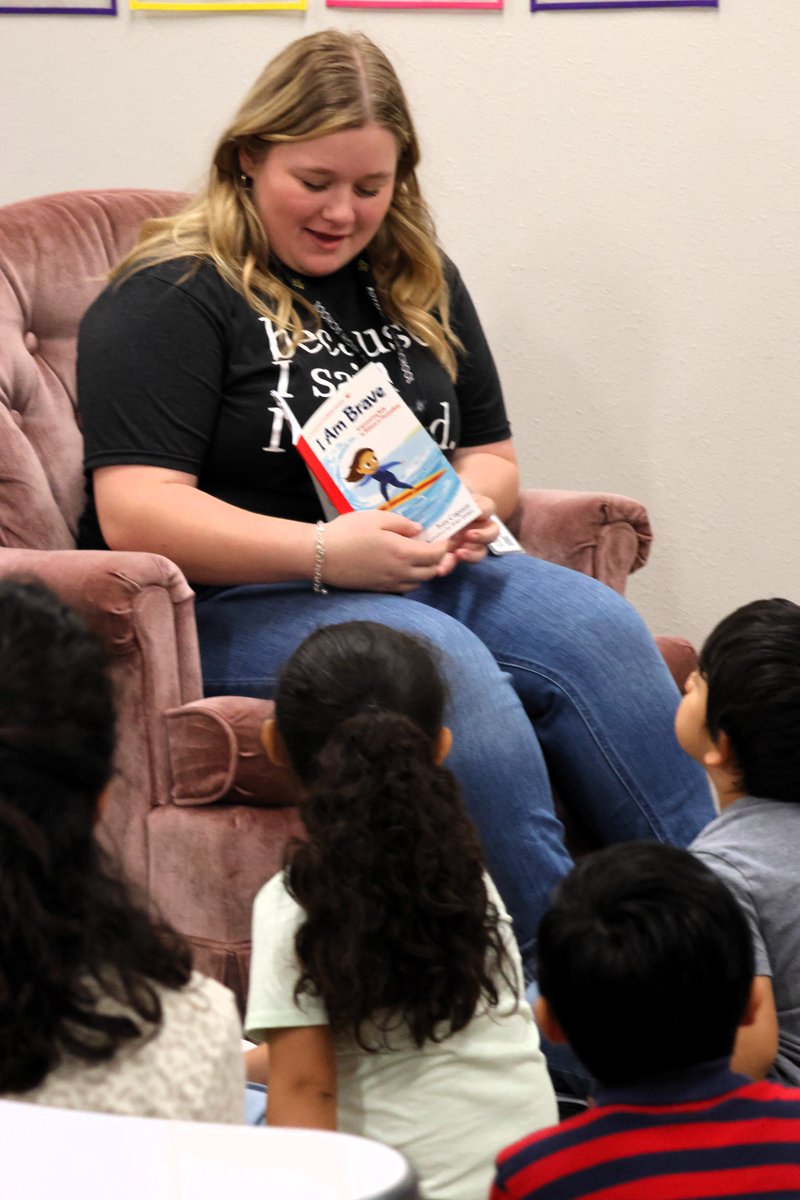We had an amazing time on Thursday reading with the littles at Glenda Arnold EC Center and gifting them with book baggies through our @ChickfilaLeader Academy! We hope they remember that, 'Readers are Leaders'! @RoyseCityHS @RoyseCityISD