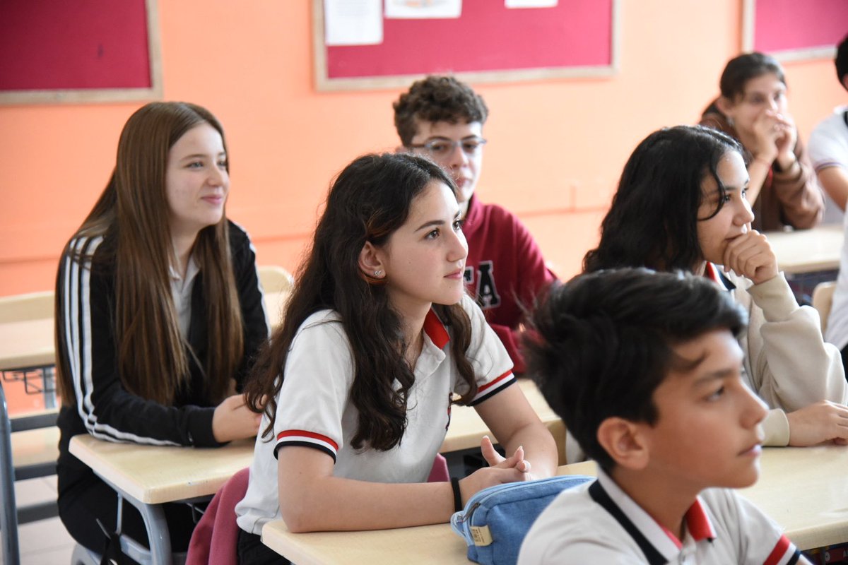 Kişiselleştirilmiş eğitim programlarının geliştirilmesinde kritik bir role sahip ABİDE projesinin uygulanacağı 32 okulumuzdan birisi olan Susurluk Şehit Erbil Arslan Ortaokulunu ziyaret eden Müdürümüz @tatliali12, 8. sınıf öğrencilerimiz ile bir araya geldi. @tcmeb @Yusuf__Tekin