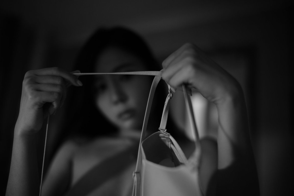 夜深。