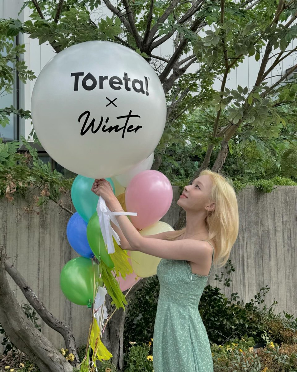 The Korean singer Winter🇰🇷🎈#winteraespa #aespa #koreangirl #kpop #girlgroup #blondegirl #asiangirl #cutegirl #greenlover #greendress #balloons