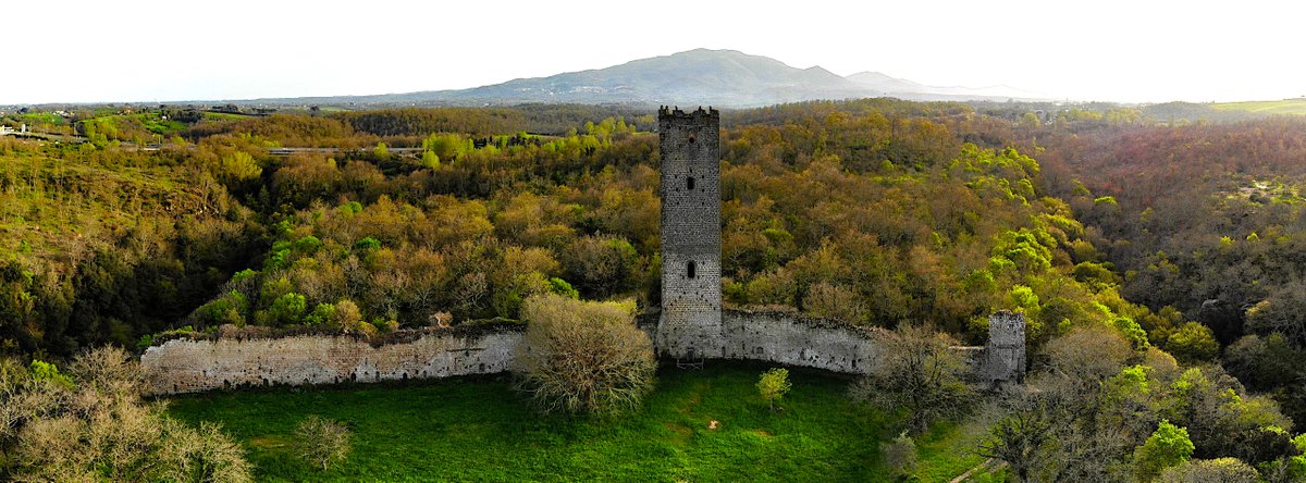 La Torre di Pasolini 🧵

A pochi passi da dove abito, immersa nella Tuscia viterbese, s'innalza maestosa e austera la Torre di Chia, gemma architettonica del 1200 che vigila silente su una valle lussureggiante e incontaminata, solcata dal torrente Castello.
1/n