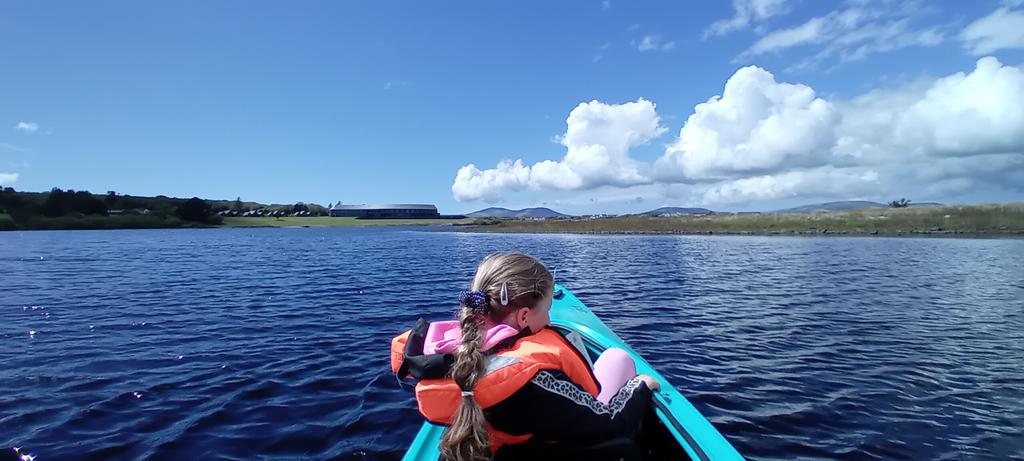 Teaching the Kenz about fish, rocks, and underwater plants today in Waterville,  Ireland while kayaking on Lough Currane. 

It's a Bank Holiday weekend!!
🥳 
#tiikayaking 
#discoverkerry 
#wildatlanticway 
#mackenziemayfashionista