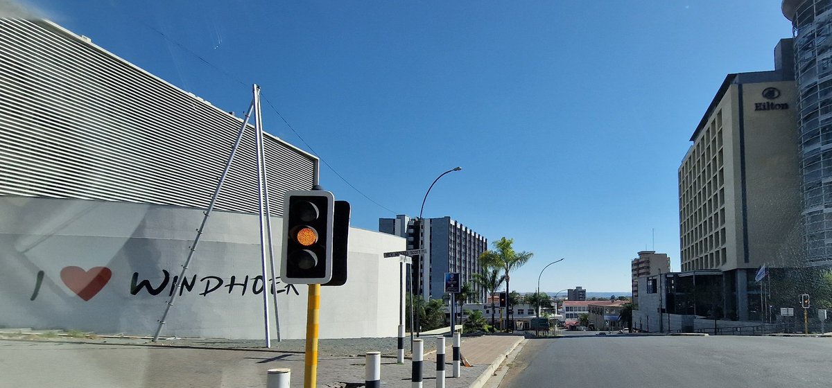 Van Kaapstad naar Windhoek vliegt er een honingvogel (?) met ons mee en in de Kalehari woestijn zien we een krater. En dan rij je links op de weg naar de hoofdstad van Namibië. Onwerkelijk om hier te zijn.