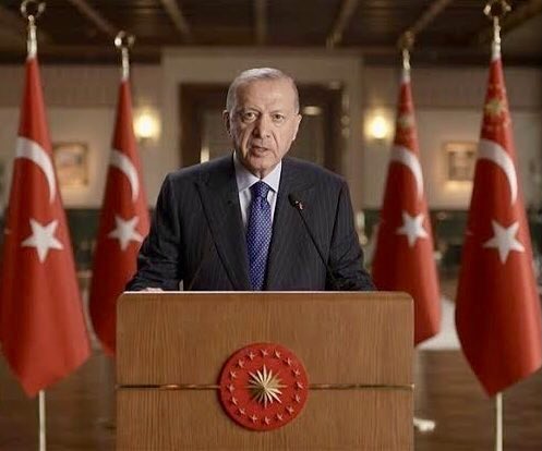 O presidente da Turquia 🇹🇷, Recep Erdogan, decidiu cortar todo comércio com Israel 🇮🇱. Estão suspensas TODAS as importações e exportações! As transações entre os países atingiam US$10 bilhões. Decisão acertada e corajosa que pode desencadear uma onda de boicotes contra Israel.