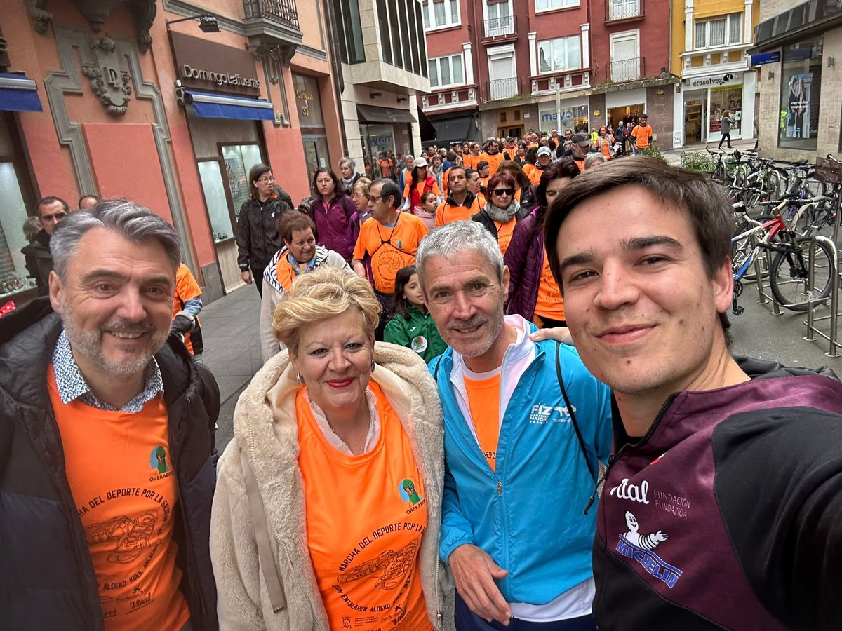 🔛 <a href="/idiakez_900/">Jon</a> nos envía esta foto desde la marcha de Orekabide por la salud mental con Juanjo Rojo (Director de Deporte), Ana del Val (Diputada foral de Cultura y Deporte) y Martín Fiz (ex-atleta profesional) 💯🔝

#GasteizkoUdala #Indesa
#SomosZuzenak #ZuzenakGara 🟣🟠