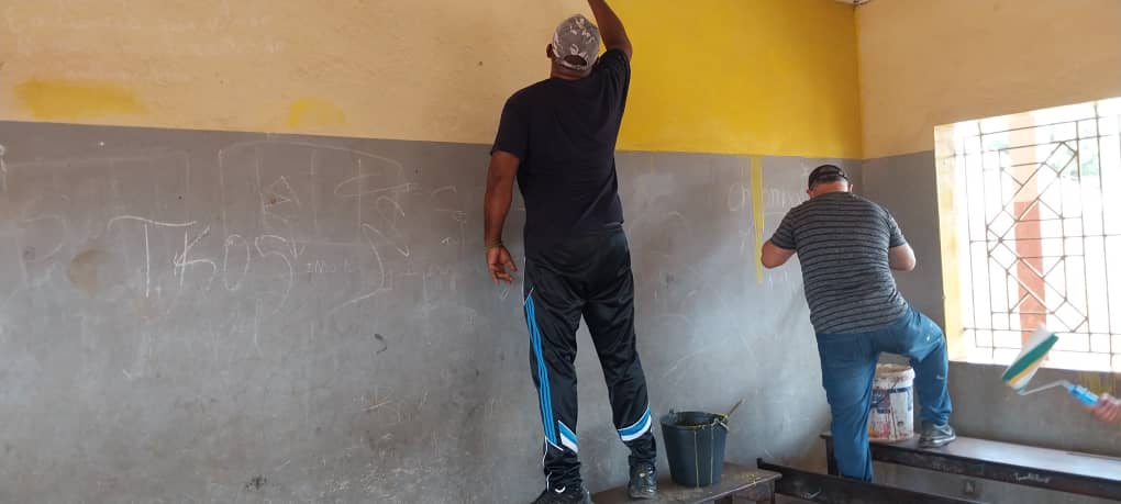 La #BMCGuineaBissau hoy estuvo de trabajo voluntario,  pintando las aulas de la escuela Ernesto  Che Guevara. Excelente jornada!!!!!
#BMCGuineaBissau
#CubaCoopera 
#CubaPorLaVida