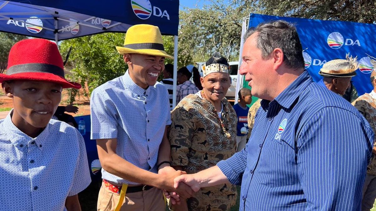 🇿🇦 DA Leader John Steenhuisen is out in the Northern Cape sharing offer. It is still possible to rescue SA from becoming a failed state, but this requires every voter to get behind the DA so that we can get SA moving in the right direction. On 29 May, let's unite to #RescueSA.