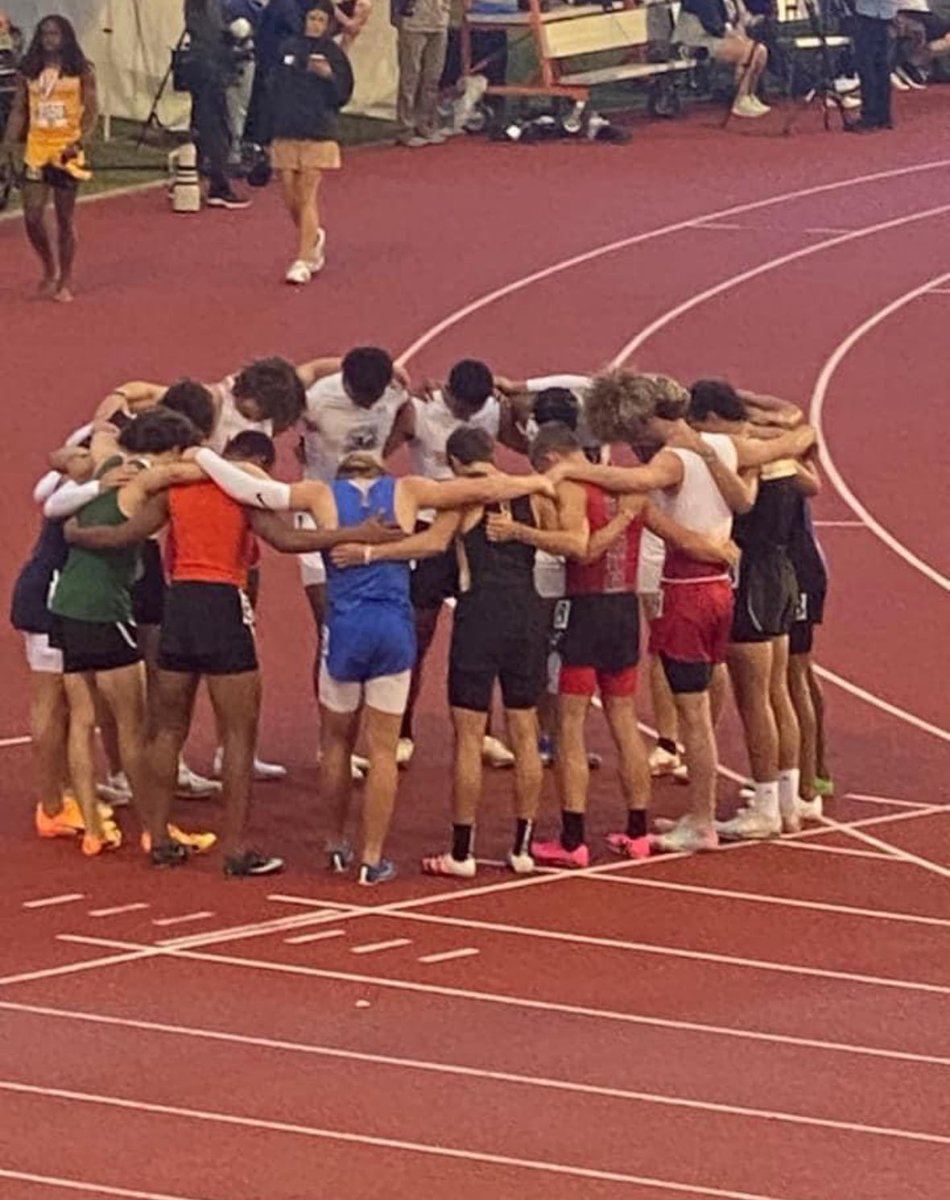 This is right before the 2A/5A 300m hurdles!!! State Track meet is one of the best sporting events in the State of Texas! Best athletes in the state of Texas all in one place!!! #texastrack