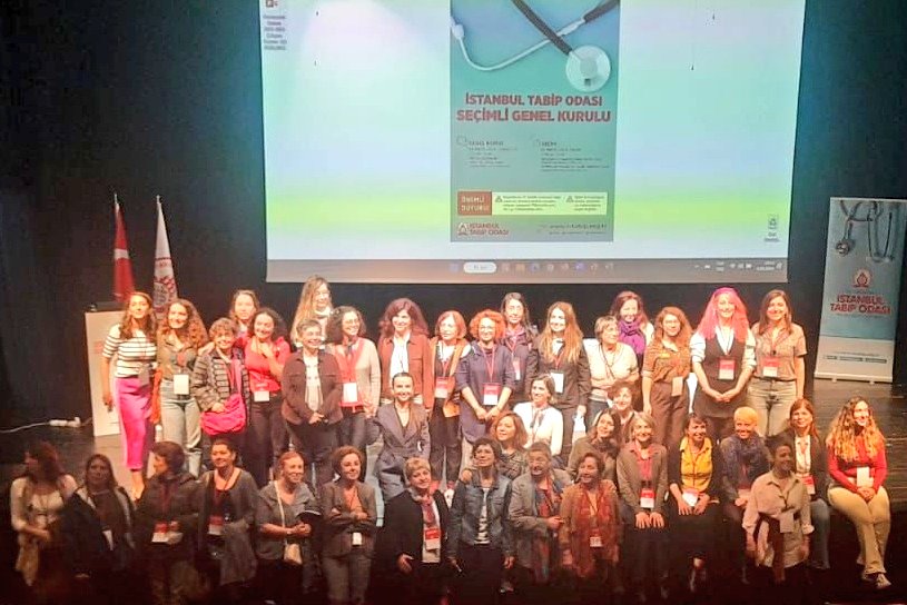 İstanbul Tabip Odası Genel Kurulu Demokratik Katılım Grubu kadın üyelerinin yoğun katılımı ile devam ediyor.