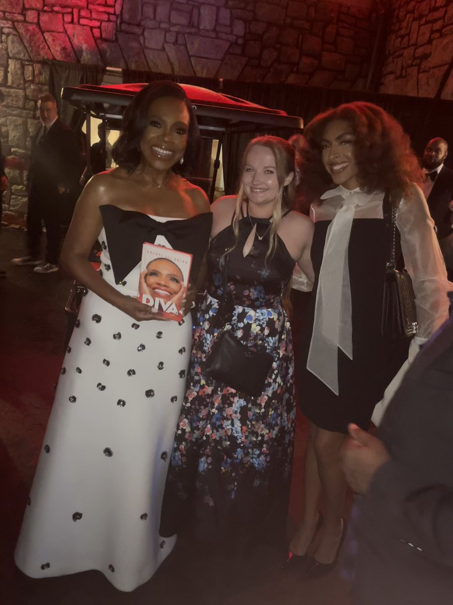 taayyxtaayy's tweet image. finally got to meet the sweetest most amazing human on planet earth🥹 thank you @thesherylralph for being YOU. i simply adore you more than i could ever say🩷❤️
and in the wisest words of Sheryl HERSELF, “This is what believing looks like”🙏🏻