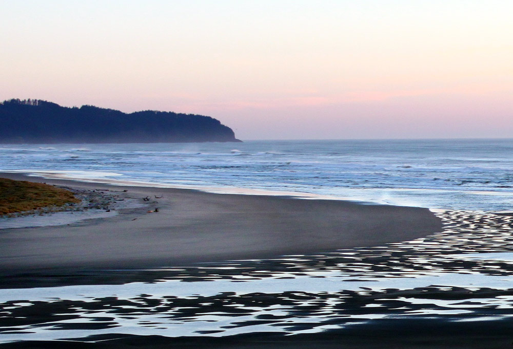 Clamming and Kayaking Outings Near Oceanside Bring You the Rugged Oregon Coast ---- Clamming at Netarts May 11; kayaking on May 18 beachconnection.net/news/clamming-…