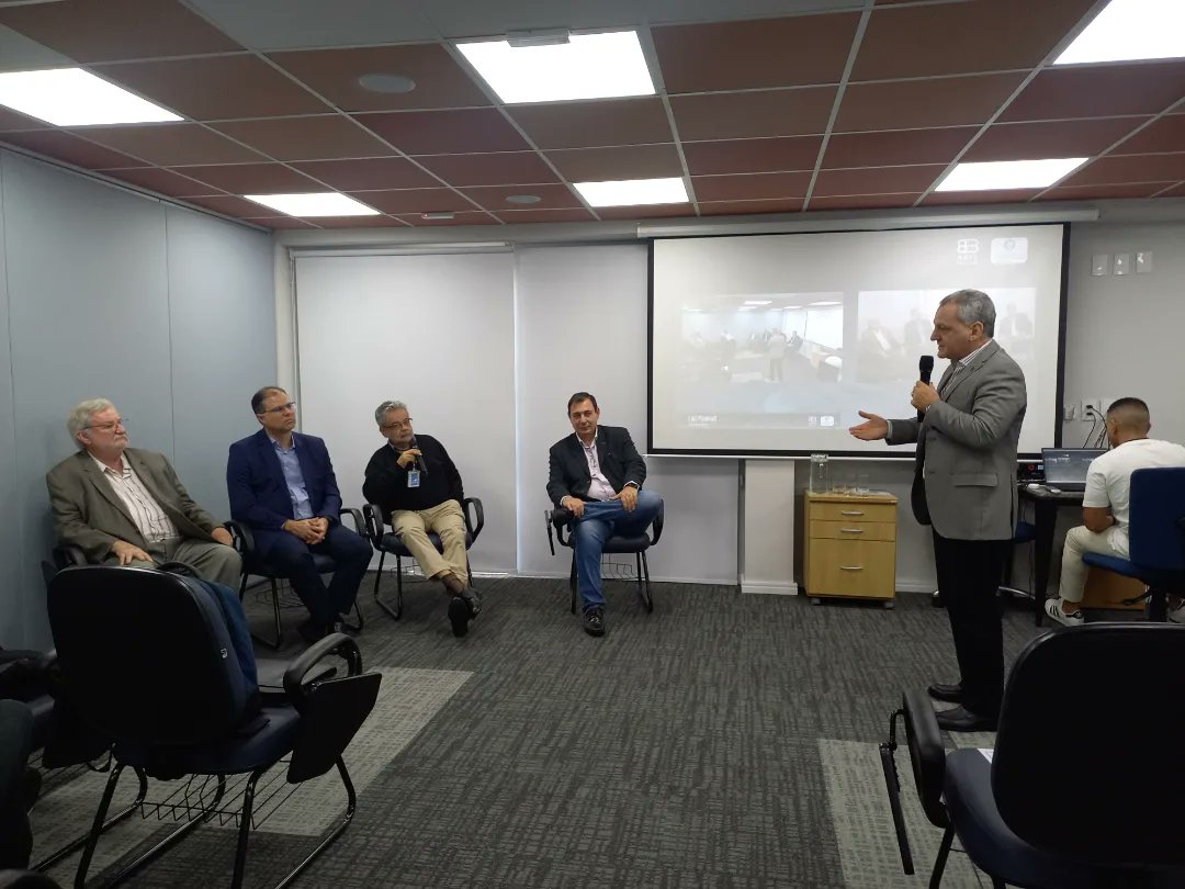 ♻️Nesta sexta-feira (3), o evento sobre Poluição Atmosférica contou com a exibição do documentário "Marcas do Chumbo: O caso do Menino David", seguido de mesa redonda com especialistas!

📍Na ocasião, o presidente da ABES-SP, Luiz Pladevall, também marcou presença.