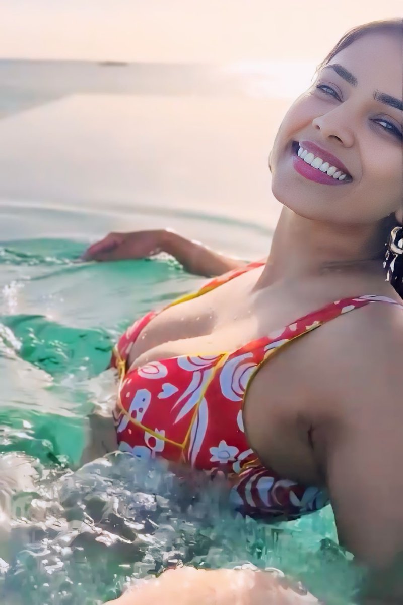 It's a lots smiles 😁 
Tamil actress
#MalavikaMohanan ❤️
#IndiaGlitz #Tamilactress #TamilCinema #Kollywood #Actress #actor #tamilactors #KareenaKapoorKhan #VijayDeverakonda