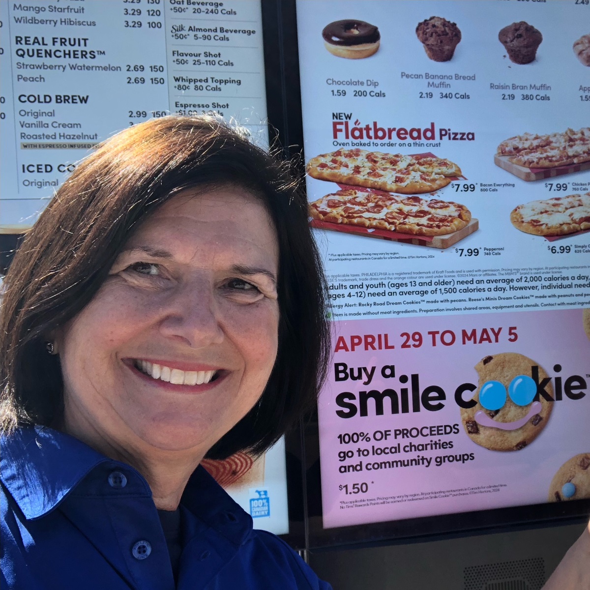5CountiesKids's tweet image. We’ve been fortunate to have many individuals + groups come out this week to support #SmileCookie campaign @timhortons #cobourg + #colborne. Special shoutout to our Board of Directors members Ziyad, Charlene + Isabelle who have donated their time to help us serve up smiles 🍪