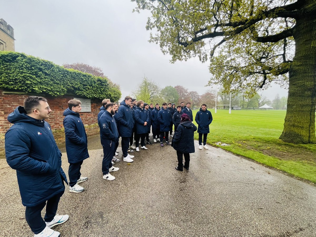 Moment unique pour l’équipe de France universitaire à la veille du Crunch : la visite de la #RugbySchool à Rugby, là où tout a commencé…  

#WilliamWebbEllis #Légende #Emotion 

🏴󠁧󠁢󠁥󠁮󠁧󠁿🌹🏉🐓🇫🇷 #FFSU #SportUniversitaire