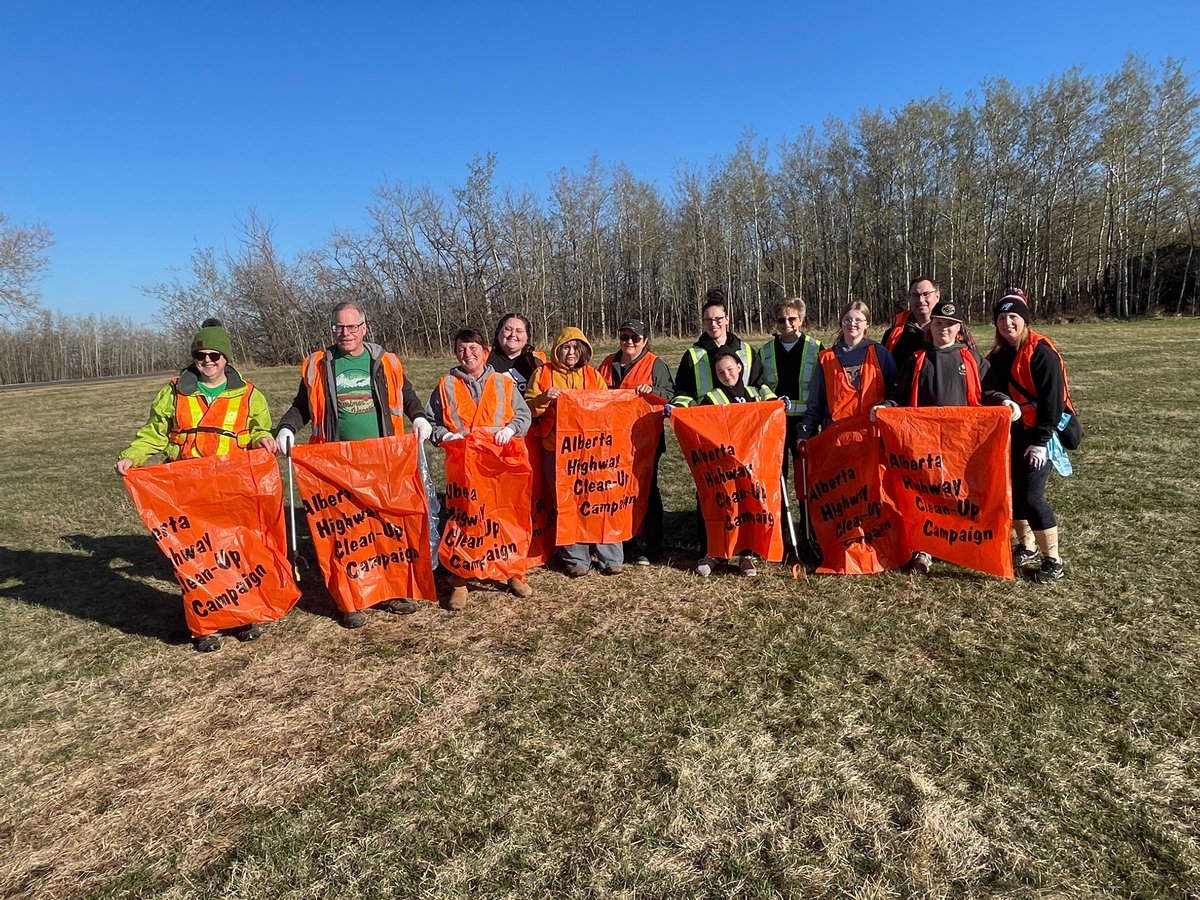 4-Hers and other community members out working hard this morning on #AlbertaHighways #HighwayCleanup #Namao4H @4halberta @SturgeonCounty #thekidsarealright