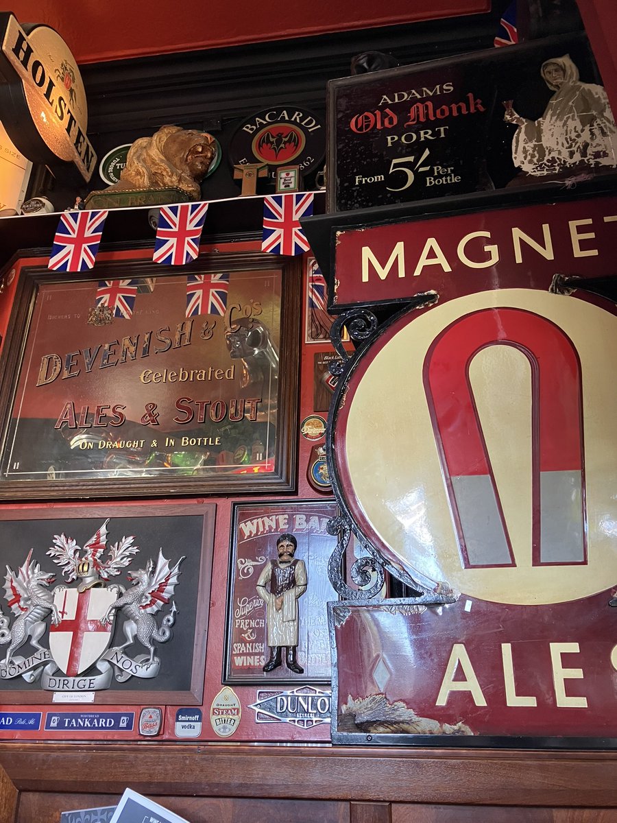 StymieSi's tweet photo. Pre-emptive. Hyde Park, Plymouth. Well, what a beauty ๐. Two #Pubmen recommend and they werenโt wrong. Nearly forgot to rate carpet (8/10) because so much going on above eye level ๐คฃ. Though the Solar Wave is fine, it drank better in Tetney Lock #LincsRules https://t.co/GvtKHzdAzR