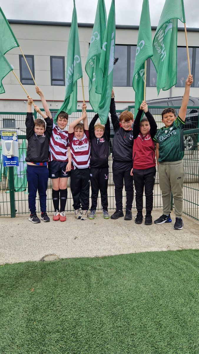 Our Minis mascots from @CreggsRugby were there to welcome the Connacht Juniors! 💚