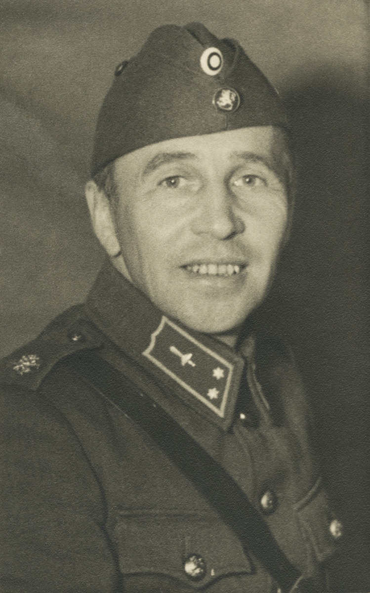 Grünberg, Renate, kuvausaika 1944 viimeis ään: Valokuvaaja, teknikkoluutnantti Constantin Grünberg (1891–1973) poseeraamassa henki... (HKM)
