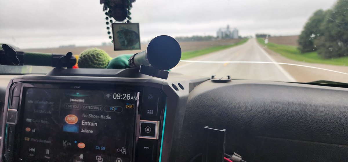 Road trippin' to @usbankstadium for @kennychesney & @zacbrownband from IA.
Got the @noshoesradio jamming in @flubberjeep @noshoesnation @reallifekizzi @tommymassad #noshoesnation 🍻🎸☠️☠️☠️🏴‍☠️🏴‍☠️🏴‍☠️