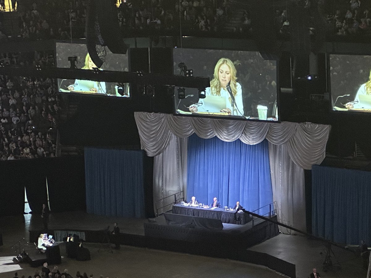 At the Berkshire Hathaway shareholder meeting in Omaha Opening question is ⁦@BeckyQuick⁩ of ⁦@CNBC⁩ The meeting began with a moving ( and funny ) tribute to Buffet’s long time partner Charlie munger