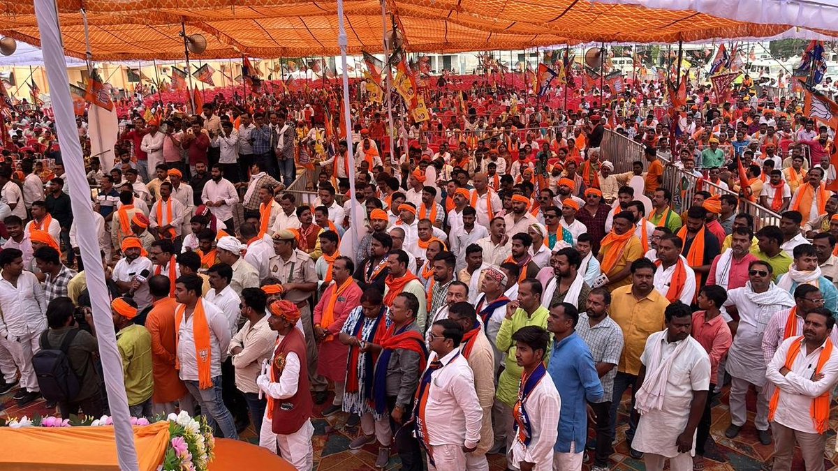 आज खलीलाबाद, संत कबीरनगर में एनडीए प्रत्याशी श्री प्रवीण निषाद की नामांकन सभा में उपस्थित जनमानस को आगामी 25 मई को ईवीएम पर कमल का बटन दबाकर पुनः प्रवीण जी को सेवा का अवसर देने एवं मोदी जी के हाथों को मज़बूत करने की अपील की।