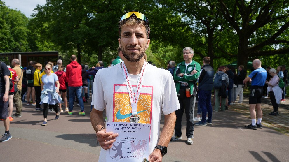 Avrupa’da Kürt Atlet Cumali Arslan başarıya doymuyor Avrupa’da Kürt Atlet Cumali Arslan birçok yarışmayı birincilikle tamamladı.
